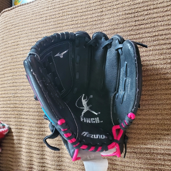Mizuno Black and Pink Girls 10in Softball Glove - Picture 2 of 2